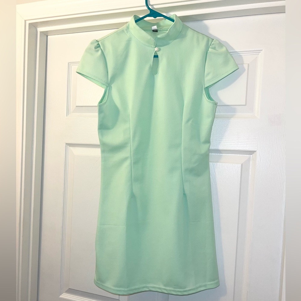 $1 GREEN DRESS ASIAN SIZE XL BUT ITS MORE OF A MED. NEW. $1 WITH ANY $10 ORDER O - Picture 1 of 9